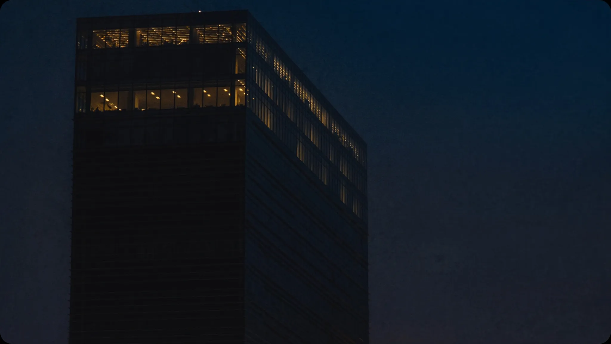 Torre corporativa iluminada de noche